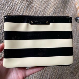 Kate spade black white striped zippered pouch small patent leather clutch bag